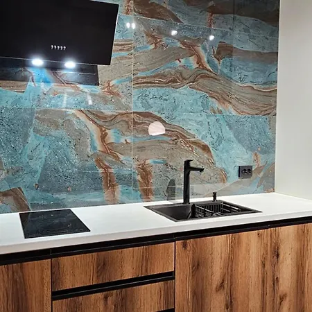 світло та вода постійно!